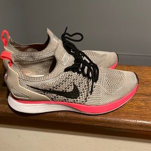 Nike za 7 womens used good condition! Must go comfortable shoe